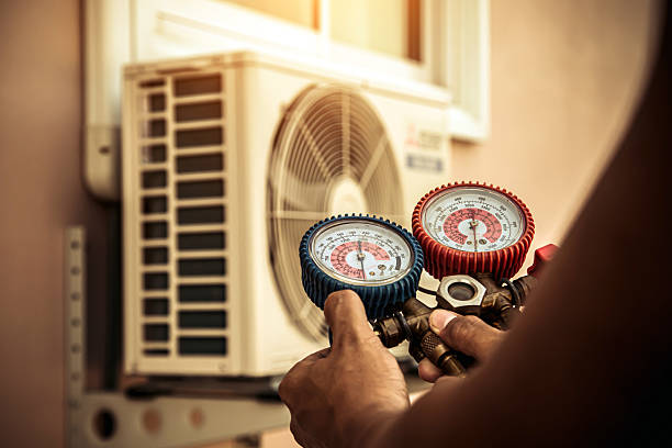 Professional Hvac technician working in Canfield, OH